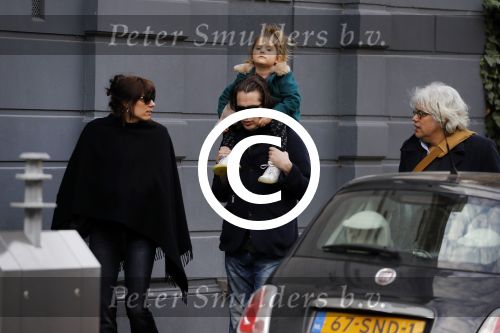 Amsterdam 15 december 2017
Hans Teeuwen en zijn vriendin Eva met  dochter Nika.