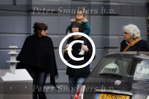 Amsterdam 15 december 2017
Hans Teeuwen en zijn vriendin Eva met  dochter Nika.