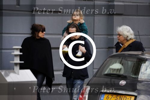 Amsterdam 15 december 2017
Hans Teeuwen en zijn vriendin Eva met  dochter Nika.