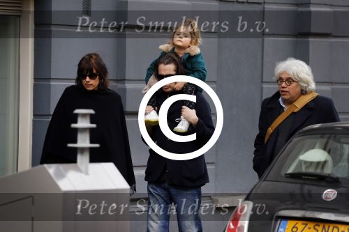 Amsterdam 15 december 2017
Hans Teeuwen en zijn vriendin Eva met  dochter Nika.