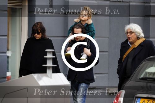 Amsterdam 15 december 2017
Hans Teeuwen en zijn vriendin Eva met  dochter Nika.