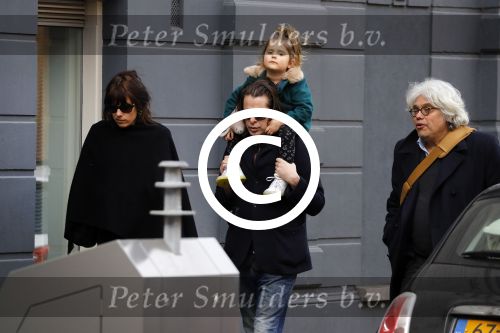 Amsterdam 15 december 2017
Hans Teeuwen en zijn vriendin Eva met  dochter Nika.