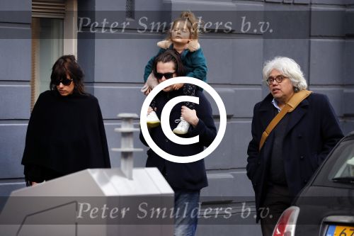 Amsterdam 15 december 2017
Hans Teeuwen en zijn vriendin Eva met  dochter Nika.