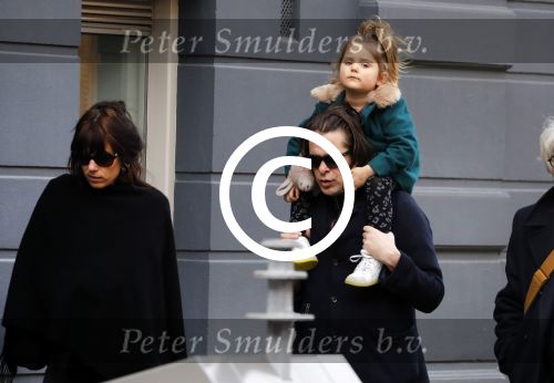 Amsterdam 15 december 2017
Hans Teeuwen en zijn vriendin Eva met  dochter Nika.