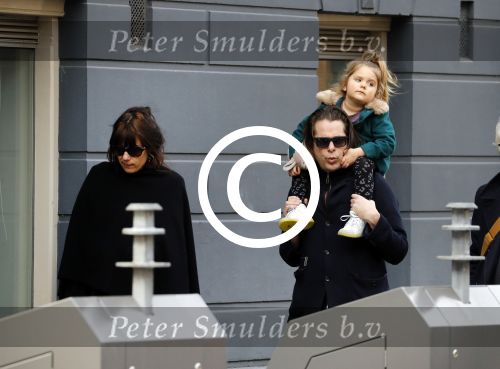 Amsterdam 15 december 2017
Hans Teeuwen en zijn vriendin Eva met  dochter Nika.