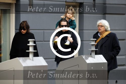 Amsterdam 15 december 2017
Hans Teeuwen en zijn vriendin Eva met  dochter Nika.