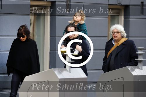 Amsterdam 15 december 2017
Hans Teeuwen en zijn vriendin Eva met  dochter Nika.