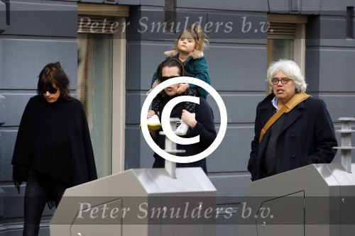 Amsterdam 15 december 2017
Hans Teeuwen en zijn vriendin Eva met  dochter Nika.