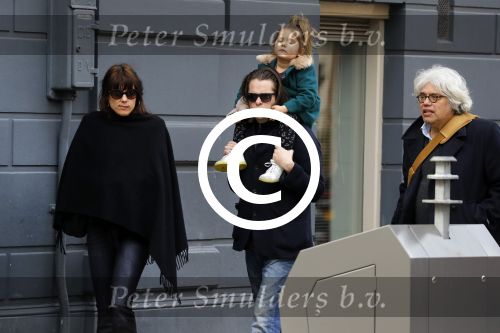 Amsterdam 15 december 2017
Hans Teeuwen en zijn vriendin Eva met  dochter Nika.