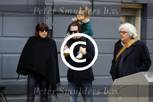 Amsterdam 15 december 2017
Hans Teeuwen en zijn vriendin Eva met  dochter Nika.