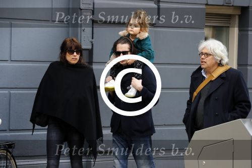 Amsterdam 15 december 2017
Hans Teeuwen en zijn vriendin Eva met  dochter Nika.