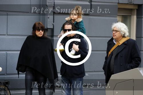 Amsterdam 15 december 2017
Hans Teeuwen en zijn vriendin Eva met  dochter Nika.