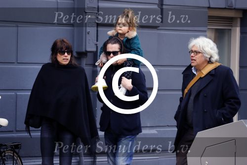 Amsterdam 15 december 2017
Hans Teeuwen en zijn vriendin Eva met  dochter Nika.