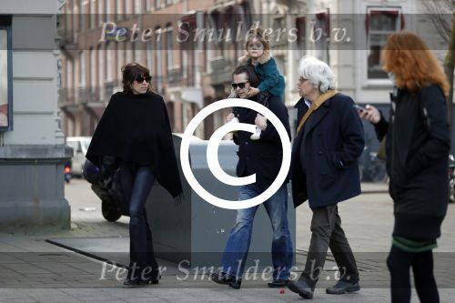 Amsterdam 15 december 2017
Hans Teeuwen en zijn vriendin Eva met  dochter Nika.