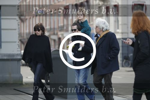 Amsterdam 15 december 2017
Hans Teeuwen en zijn vriendin Eva met  dochter Nika.
