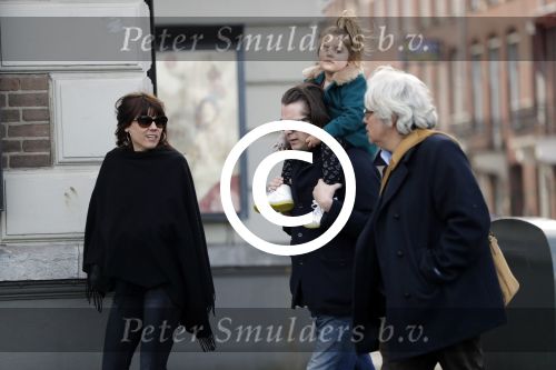 Amsterdam 15 december 2017
Hans Teeuwen en zijn vriendin Eva met  dochter Nika.
