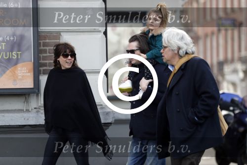 Amsterdam 15 december 2017
Hans Teeuwen en zijn vriendin Eva met  dochter Nika.