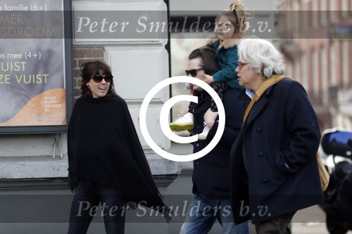 Amsterdam 15 december 2017
Hans Teeuwen en zijn vriendin Eva met  dochter Nika.