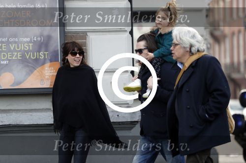 Amsterdam 15 december 2017
Hans Teeuwen en zijn vriendin Eva met  dochter Nika.