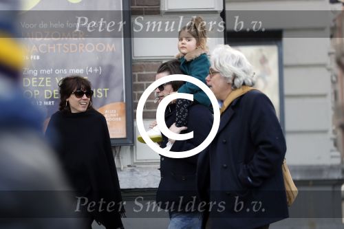Amsterdam 15 december 2017
Hans Teeuwen en zijn vriendin Eva met  dochter Nika.