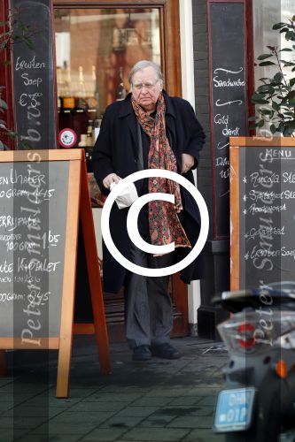 Amsterdam 13 februari 2017 
Huub Oosterhuis doet boodschappen