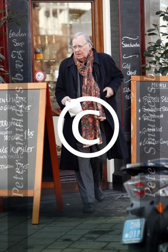 Amsterdam 13 februari 2017 
Huub Oosterhuis doet boodschappen
