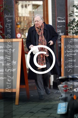 Amsterdam 13 februari 2017 
Huub Oosterhuis doet boodschappen