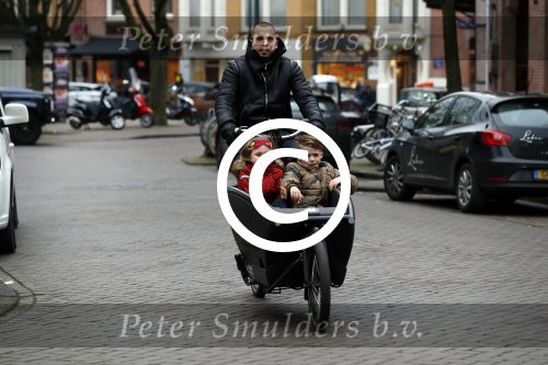 Amsterdam 6 februari 2017 
Johnny heitinga met zijn kinderen Jezebel en Lennos in de bakfiets.