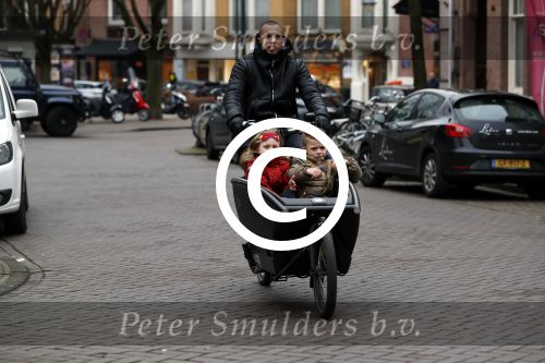 Amsterdam 6 februari 2017 
Johnny heitinga met zijn kinderen Jezebel en Lennos in de bakfiets.