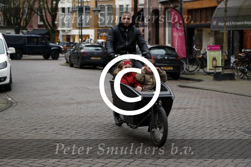 Amsterdam 6 februari 2017 
Johnny heitinga met zijn kinderen Jezebel en Lennos in de bakfiets.