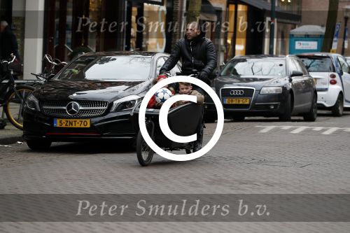 Amsterdam 6 februari 2017 
Johnny heitinga met zijn kinderen Jezebel en Lennos in de bakfiets.