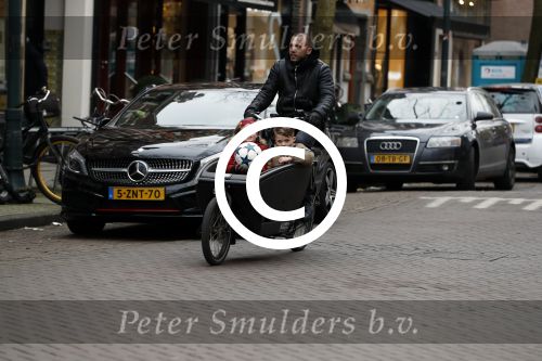 Amsterdam 6 februari 2017 
Johnny heitinga met zijn kinderen Jezebel en Lennos in de bakfiets.