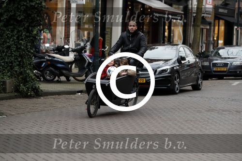 Amsterdam 6 februari 2017 
Johnny heitinga met zijn kinderen Jezebel en Lennos in de bakfiets.