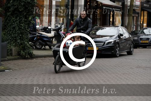Amsterdam 6 februari 2017 
Johnny heitinga met zijn kinderen Jezebel en Lennos in de bakfiets.