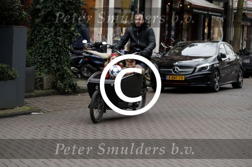 Amsterdam 6 februari 2017 
Johnny heitinga met zijn kinderen Jezebel en Lennos in de bakfiets.