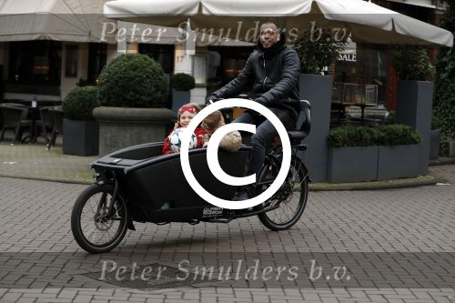 Amsterdam 6 februari 2017 
Johnny heitinga met zijn kinderen Jezebel en Lennos in de bakfiets.