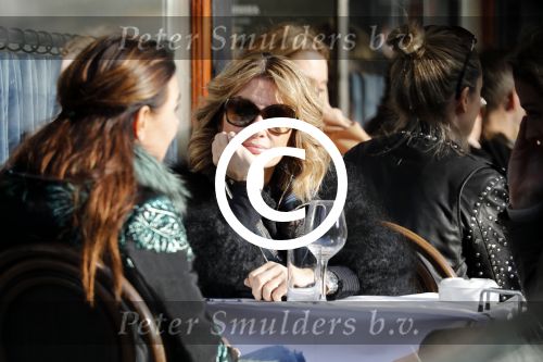 Amsterdam 15 februari 2017
Leontine Borsato op terras met vriendinnen.