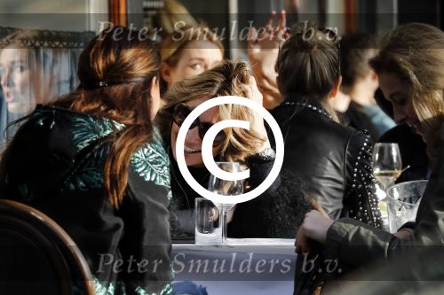 Amsterdam 15 februari 2017
Leontine Borsato op terras met vriendinnen.