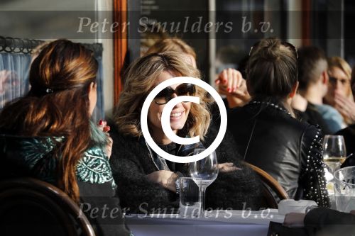 Amsterdam 15 februari 2017
Leontine Borsato op terras met vriendinnen.