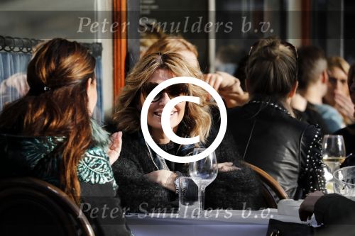 Amsterdam 15 februari 2017
Leontine Borsato op terras met vriendinnen.