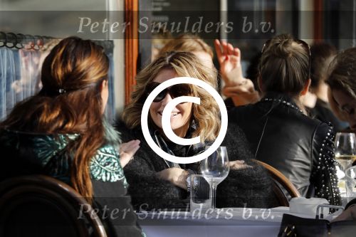 Amsterdam 15 februari 2017
Leontine Borsato op terras met vriendinnen.