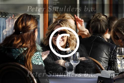Amsterdam 15 februari 2017
Leontine Borsato op terras met vriendinnen.