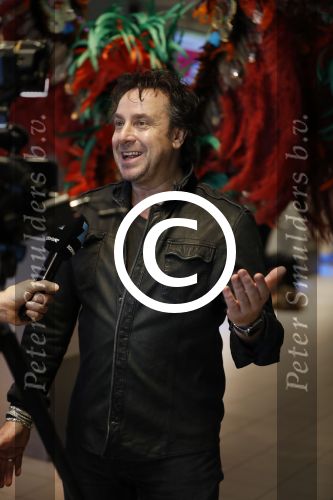 Schiphol 16 februari 2017
Marco Borsato en Raymond Rutting vertrekken vanaf Schiphol naar Aruba om daar foto\'s te gaan maken voor expositie.