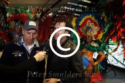 Schiphol 16 februari 2017
Marco Borsato en Raymond Rutting vertrekken vanaf Schiphol naar Aruba om daar foto\'s te gaan maken voor expositie.