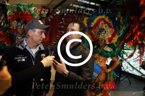 Schiphol 16 februari 2017
Marco Borsato en Raymond Rutting vertrekken vanaf Schiphol naar Aruba om daar foto\'s te gaan maken voor expositie.