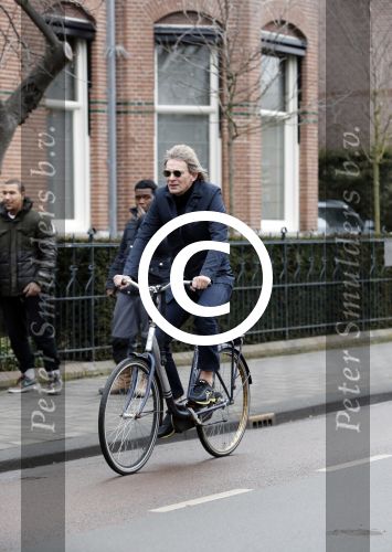 Amsterdam 16 februari 2017 
Matthijs v Nieuwkerk op de fiets in Amsterdam zuid.