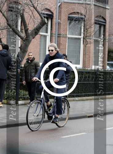 Amsterdam 16 februari 2017 
Matthijs v Nieuwkerk op de fiets in Amsterdam zuid.