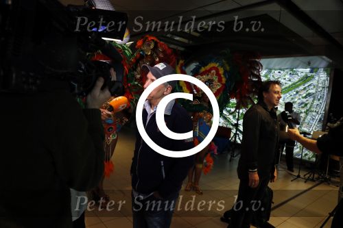 Schiphol 16 februari 2017
Marco Borsato en Raymond Rutting vertrekken vanaf Schiphol naar Aruba om daar foto\'s te gaan maken voor expositie.