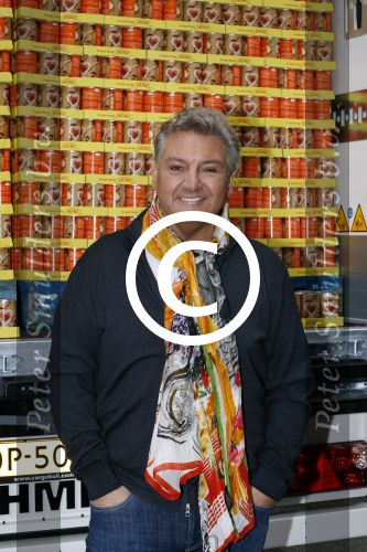 Amsterdam 6 februari 2017
Rene Froger krijgt van honig 150.000 potjes voor de voedselbank.