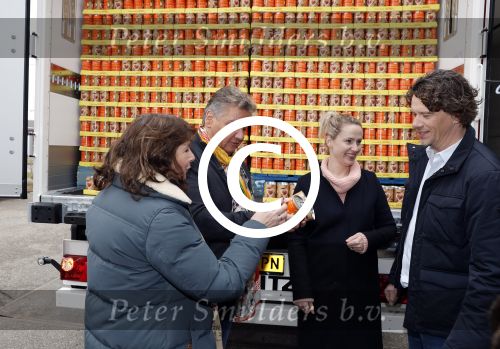 Amsterdam 6 februari 2017
Rene Froger krijgt van honig 150.000 potjes voor de voedselbank.